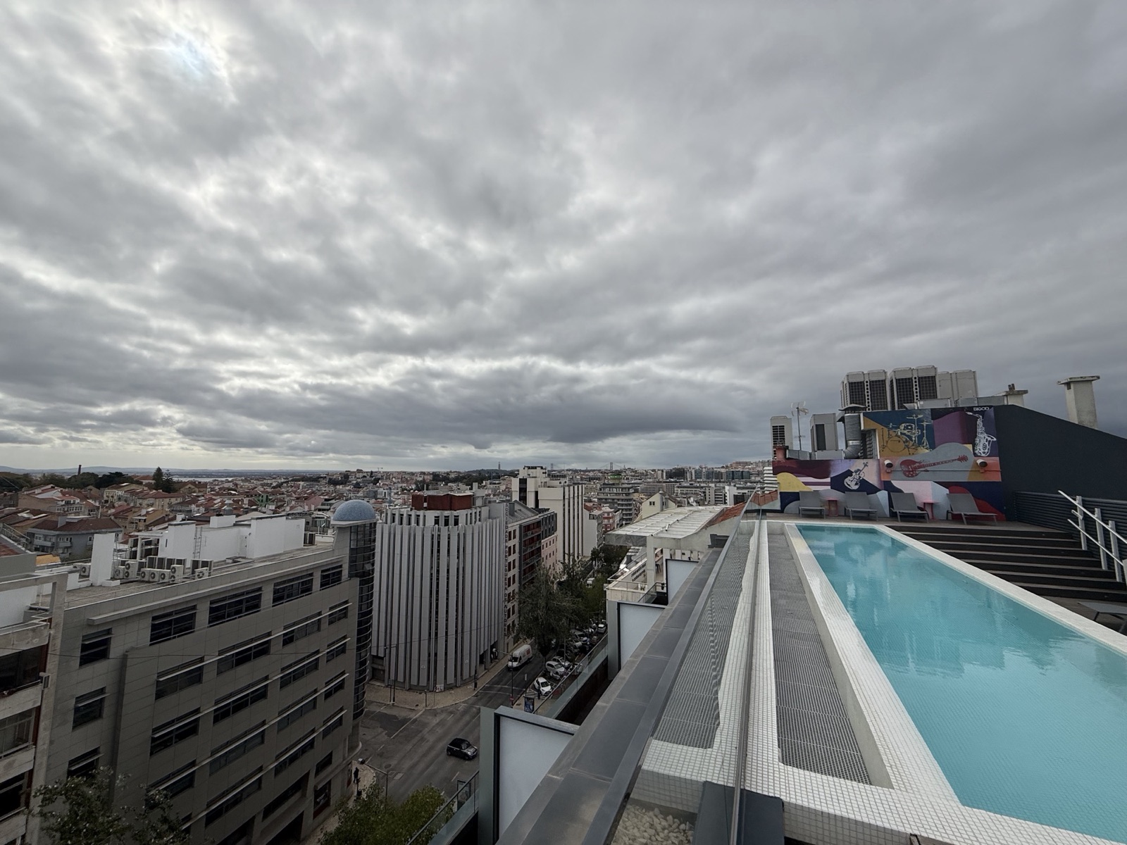 Dachterrasse über den Dächern von Lissabon