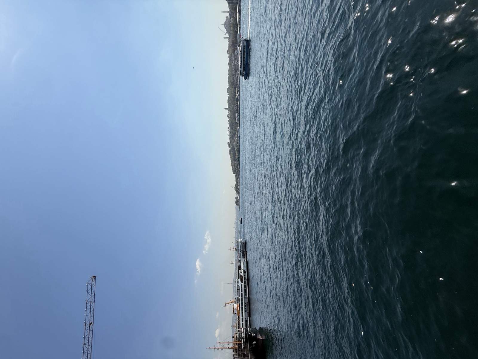 Am Wasser mit Blick auf die Skyline